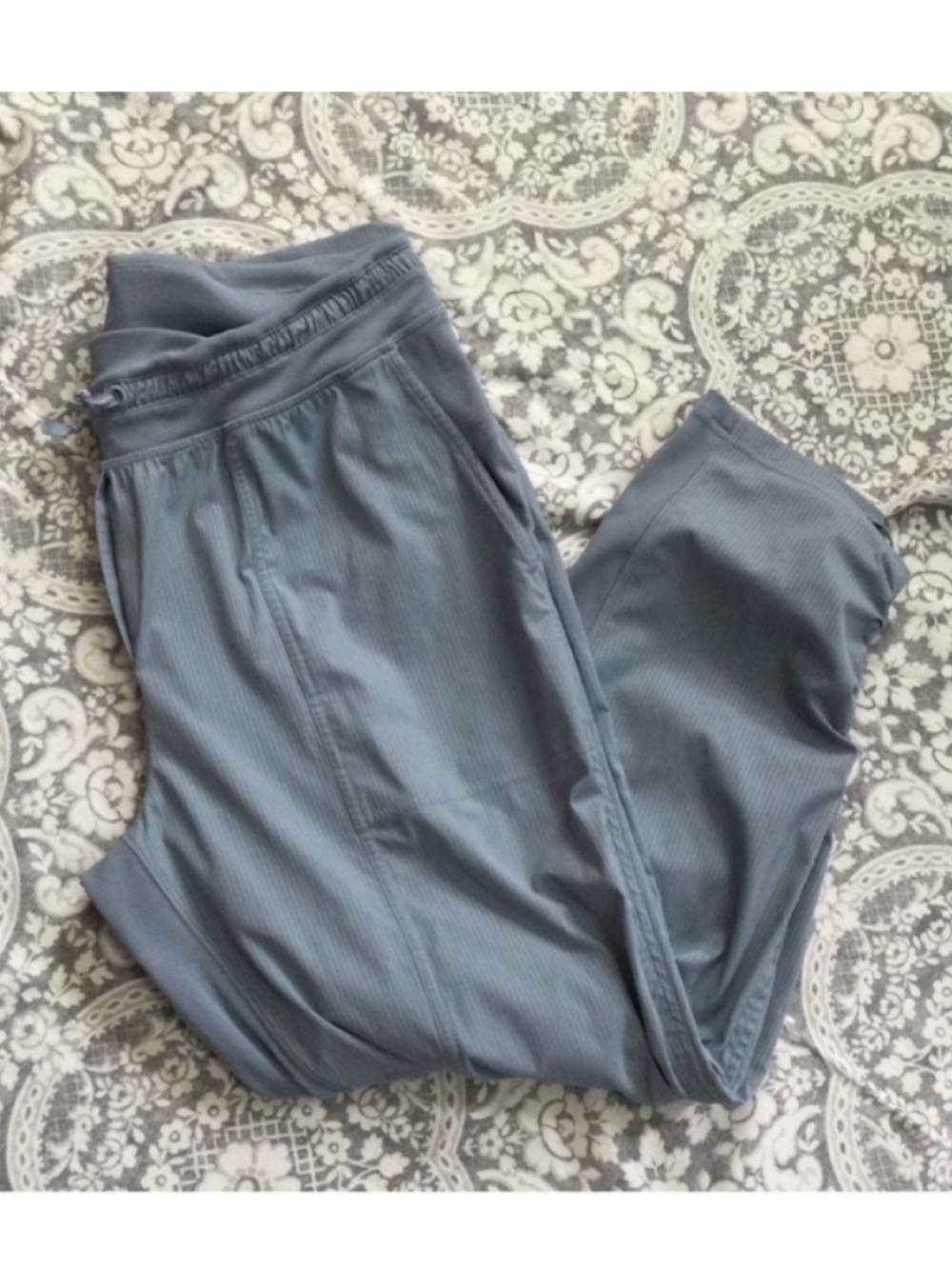 Lululemon Athletica Crop
Pants 10